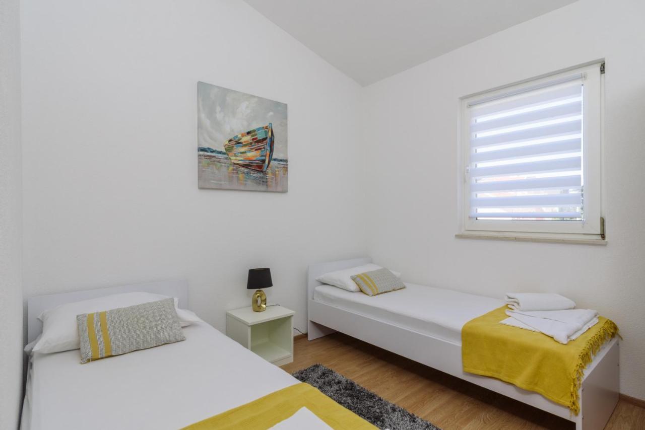 Apartments Villa Sanda - With Pool Трогір Екстер'єр фото