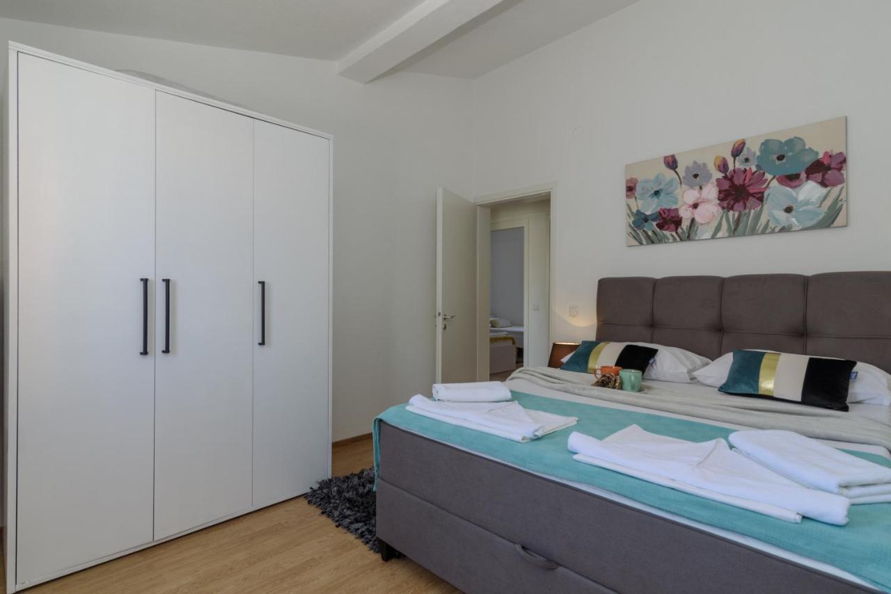 Apartments Villa Sanda - With Pool Трогір Екстер'єр фото