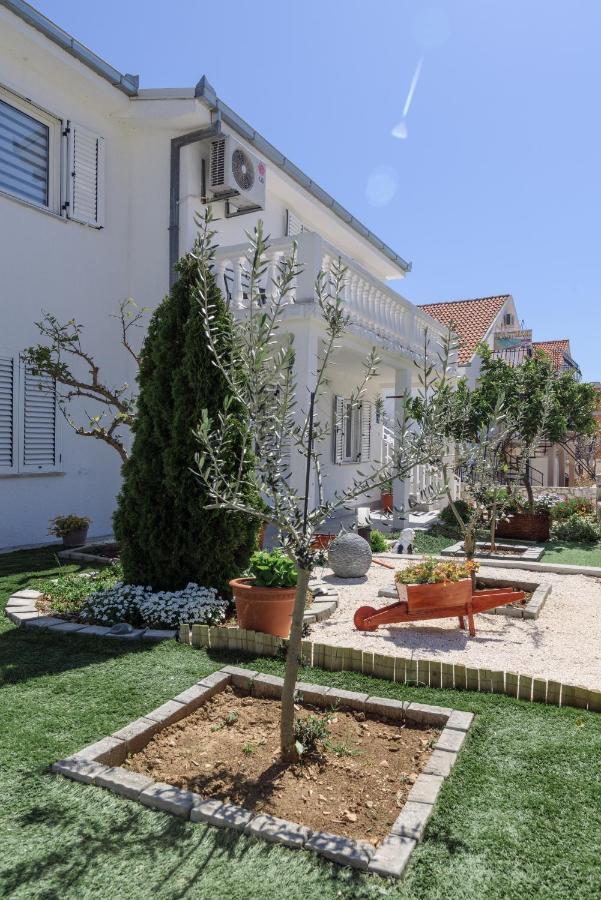 Apartments Villa Sanda - With Pool Трогір Екстер'єр фото