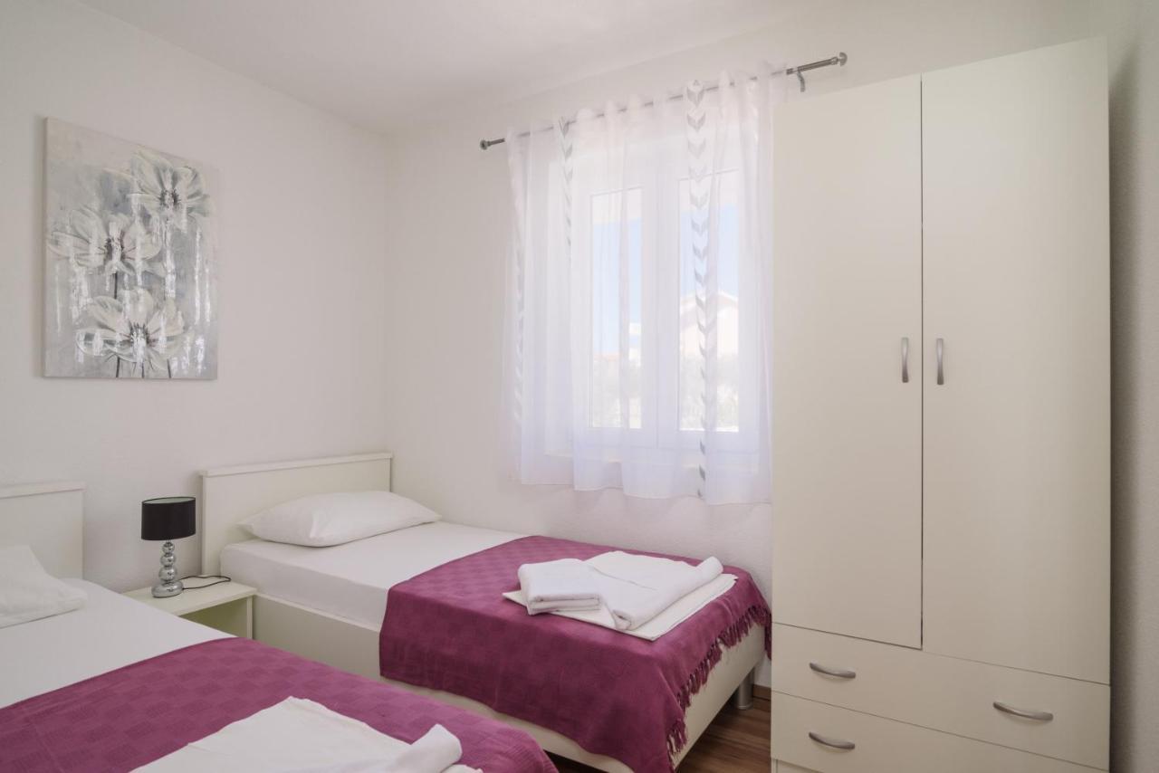 Apartments Villa Sanda - With Pool Трогір Екстер'єр фото
