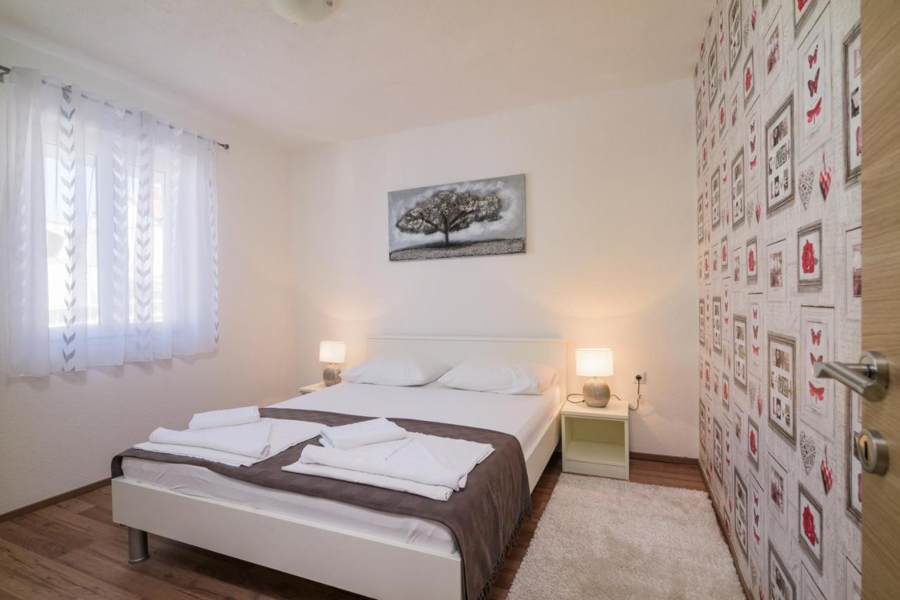Apartments Villa Sanda - With Pool Трогір Екстер'єр фото