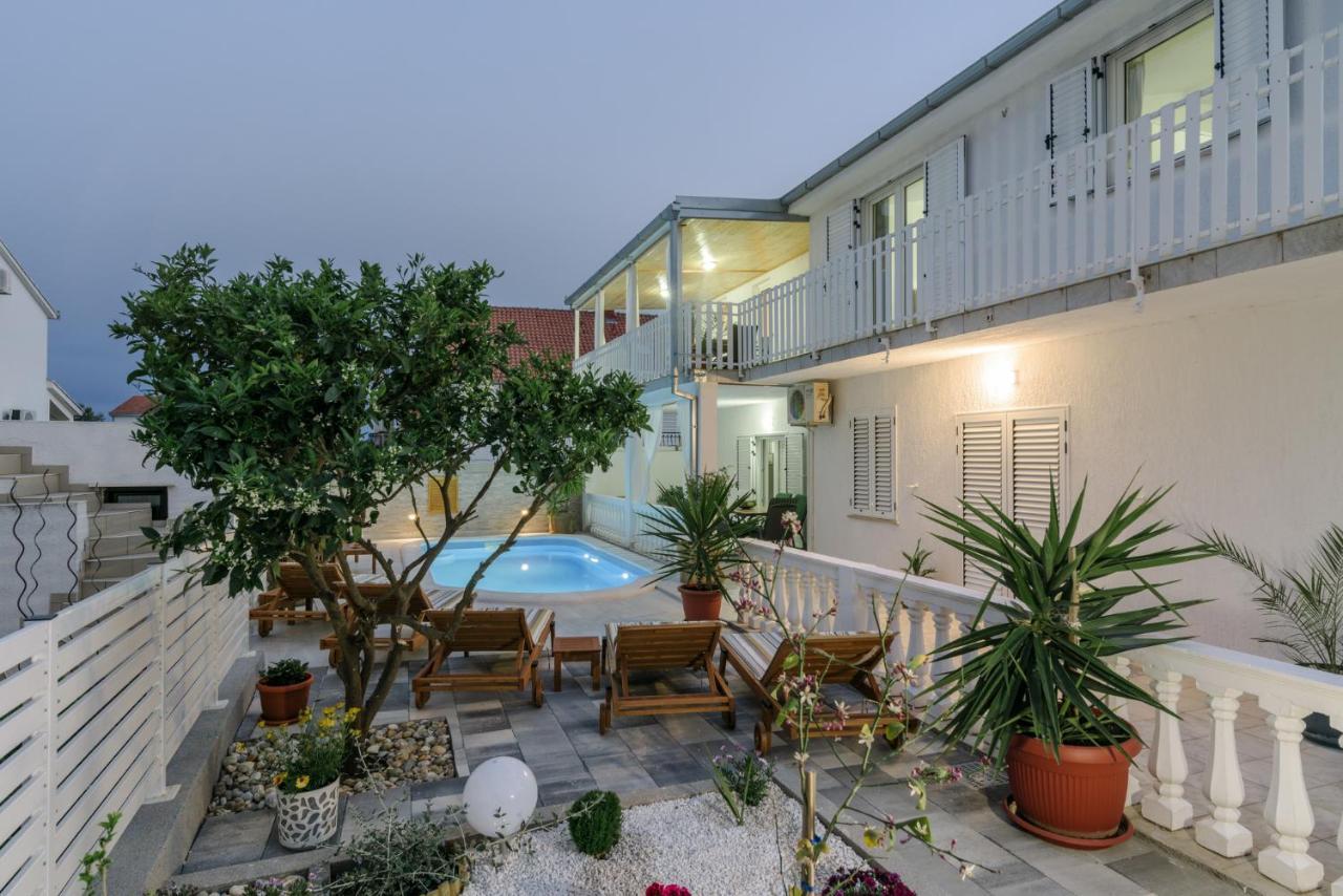 Apartments Villa Sanda - With Pool Трогір Екстер'єр фото